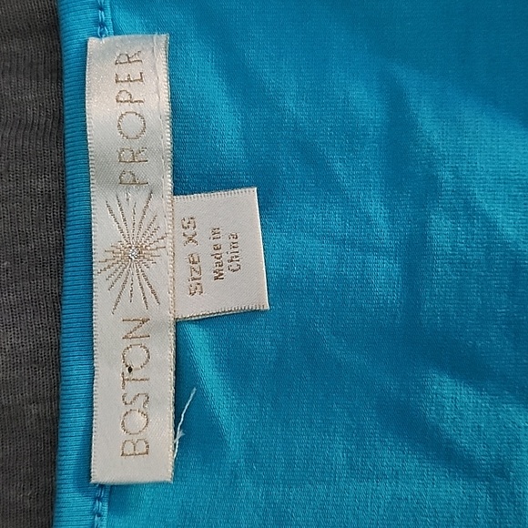 Woman's Top - Picture 3 of 4